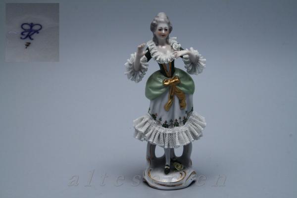 Porzellanfigur Dame in Tüll Rokoko H 19,5 cm