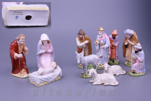 Maria, Josef und Kind mit Krippenfiguren