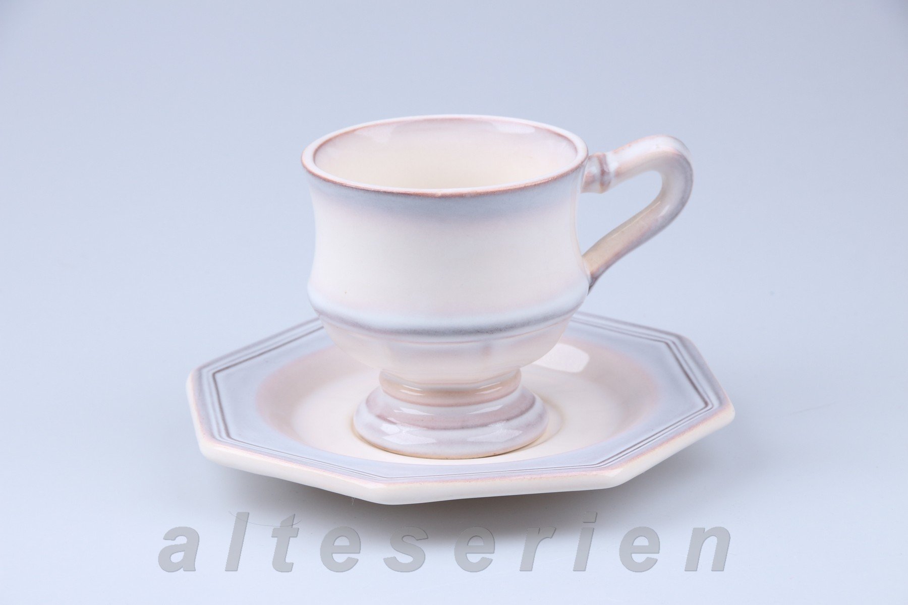 Kaffeetasse auf Fuss mit Untere groß