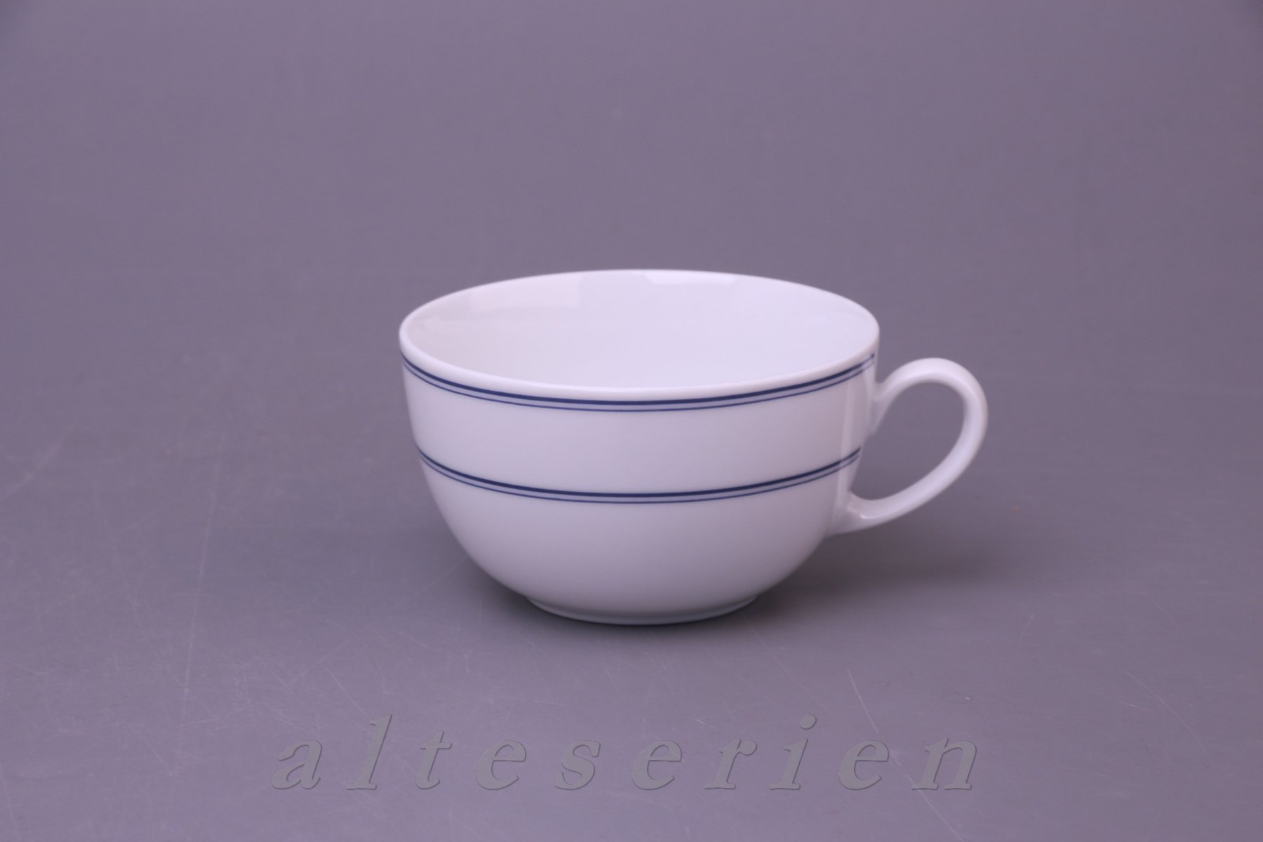 Teetasse Weißer Rand mit blauen Ringen