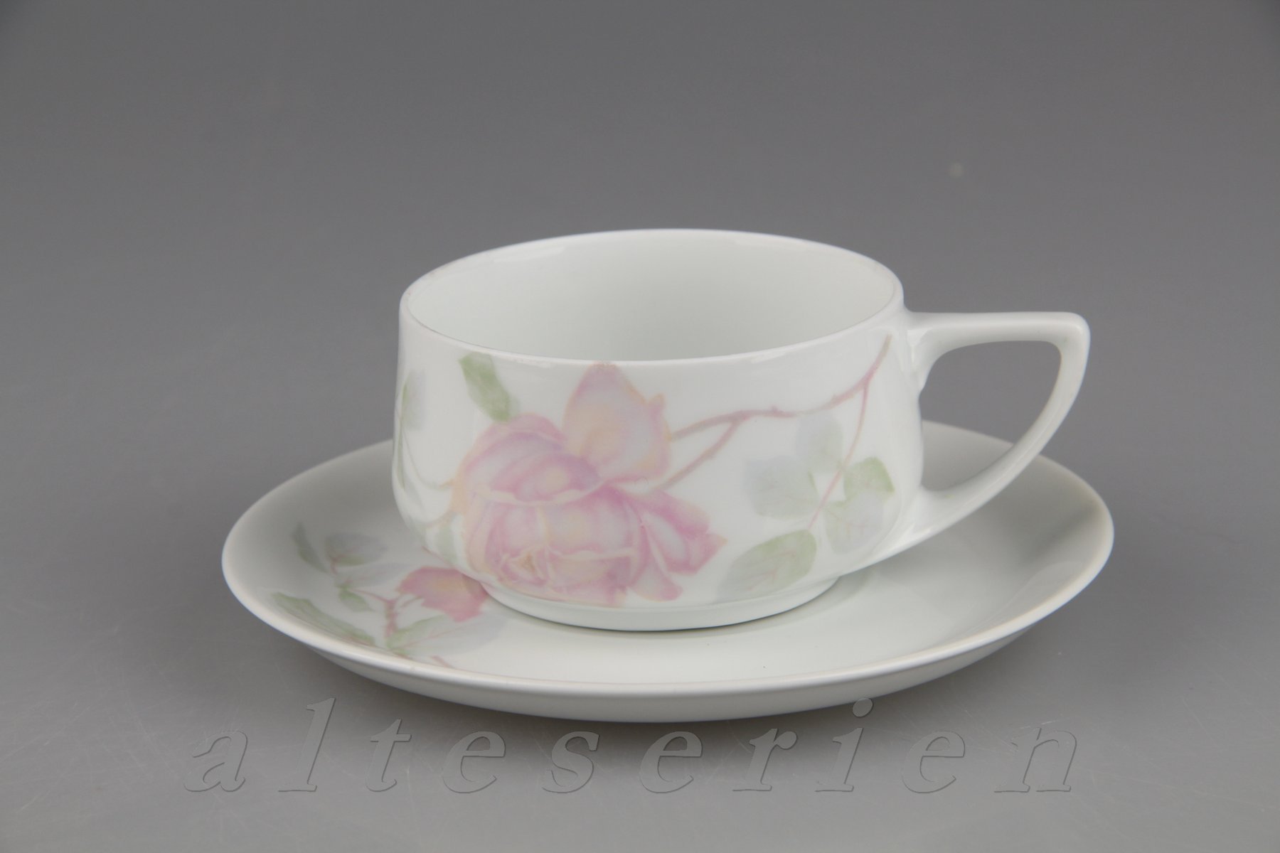 Teetasse mit Untere ohne Goldrand