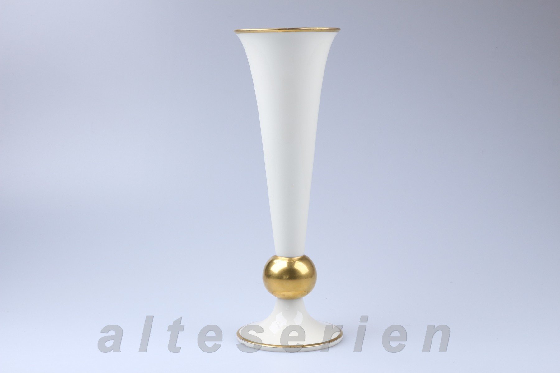 Vase mit der Goldkugel Trichterform