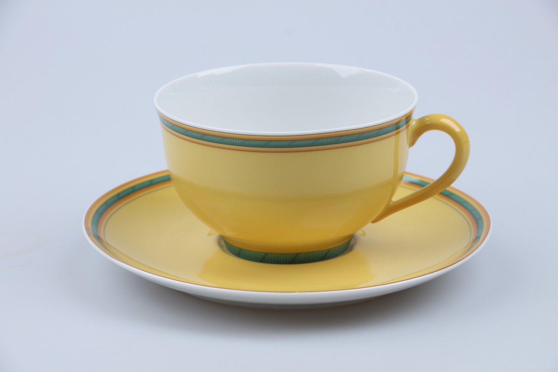 Teetasse mit Untere gelb