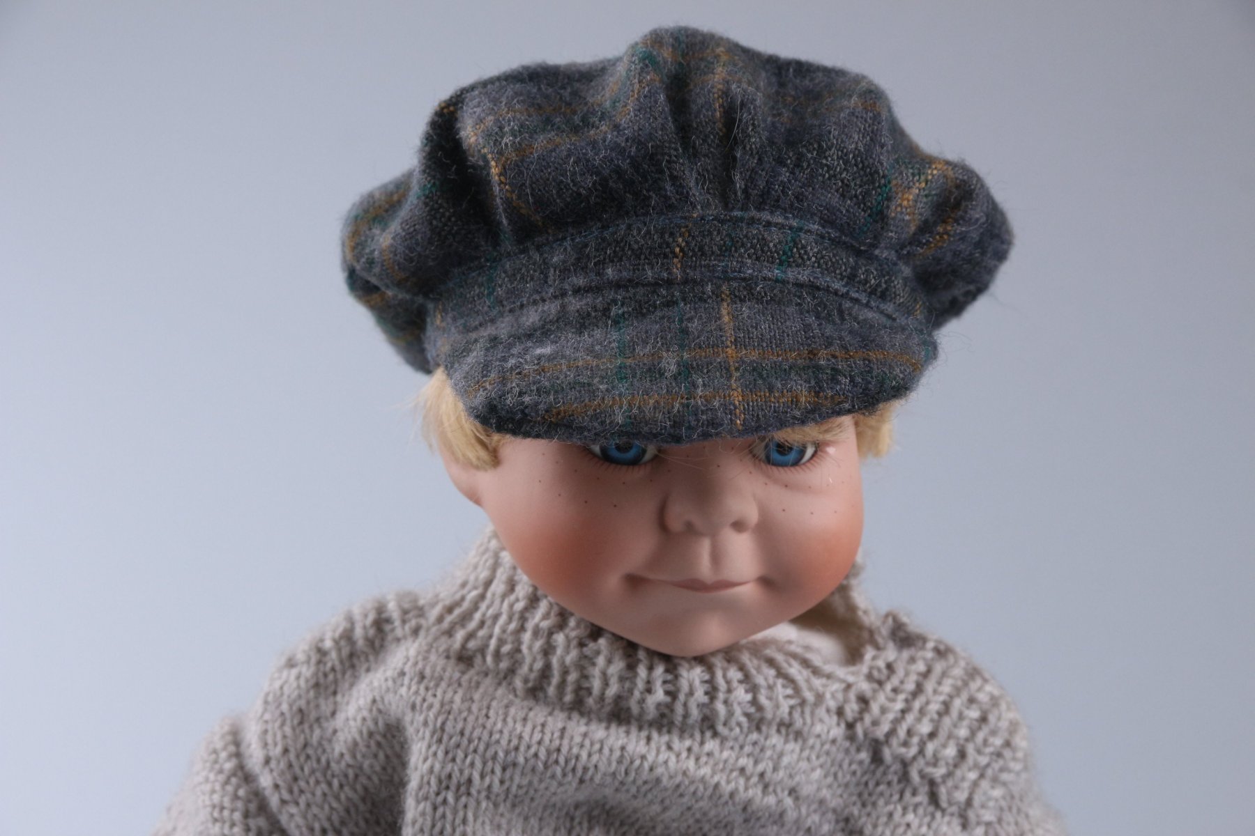 kleiner Junge im Wollpullover und Mütze